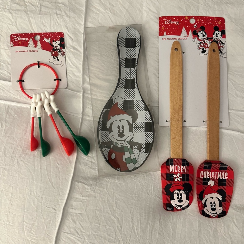 NEW DISNEY MICKEY MINNIE MOUSE CHRISTMAS 2 SPATULAS SPOON REST & MEASURING SPOON